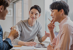 도면을 보고 있는 사람 사진